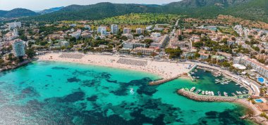 Hava aracı, tropik Karayip adası mercan resifinde bulunan küçük zümrüt tropikal limanın tepeden aşağı fotoğrafı.
