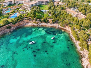 İspanya 'nın Mallorca adasında yelkenli yatı olan güzel bir körfez. Yatçılık, seyahat ve aktif yaşam tarzı konsepti