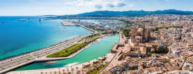 Palma de Mallorca yakınlarındaki otoyolun ve İspanya 'daki plajın havadan görüntüsü. Başkente giden yol..