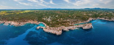 Aerial view, Cala des Moro, Cala de sAlmonia kayalık kıyıları, doğa rezervi Cala Llombards, Mallorca, Balearic Adaları, İspanya