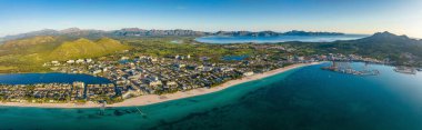 Palma de Mallorca sahilinin havadan görünüşü ve güzel kıyı manzarası İspanya Akdeniz, Balearic Adaları.