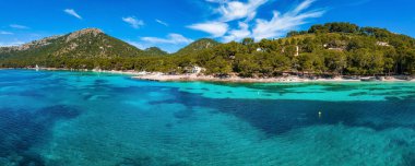 tropik cennet plaj beyaz kum ve coco avuç içi ile seyahat turizm geniş panorama arka plan kavramı