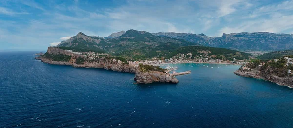 Port de Soller, Mallorca, İspanya yakınlarındaki deniz fenerinin güzel hava manzarası