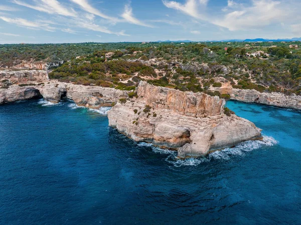 Deniz koyunun en üst manzarası. Sea Bay Panorama 'da. Mavi göl manzarası cenneti.