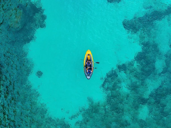 Vista Aérea Caiaque Amarelo Lagoa Azul Verão Homem Numa Canoa — Fotografia de Stock
