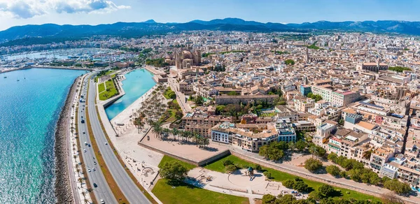 Palma de Mallorca yakınlarındaki otoyolun ve İspanya 'daki plajın havadan görüntüsü. Başkente giden yol..