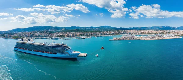 Large Cruise Ship Moored Port Palma Mallorca Daytime Huge Cruise — Stockfoto