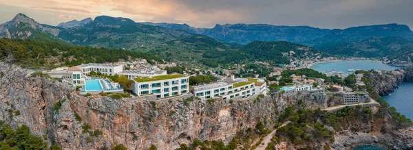 İspanya 'nın Mallorca adasındaki uçurumun tepesindeki lüks uçurum evi manzarası..