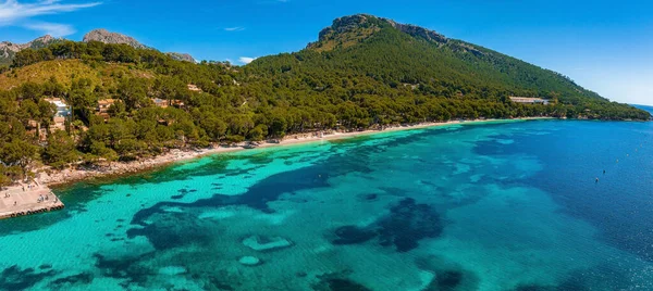 tropik cennet plaj beyaz kum ve coco avuç içi ile seyahat turizm geniş panorama arka plan kavramı