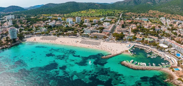 Hava aracı, tropik Karayip adası mercan resifinde bulunan küçük zümrüt tropikal limanın tepeden aşağı fotoğrafı.