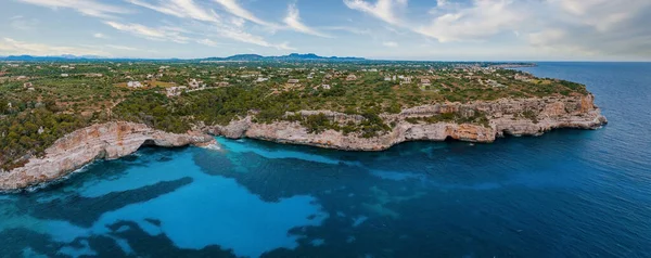 Deniz koyunun en üst manzarası. Sea Bay Panorama 'da. Mavi göl manzarası cenneti.