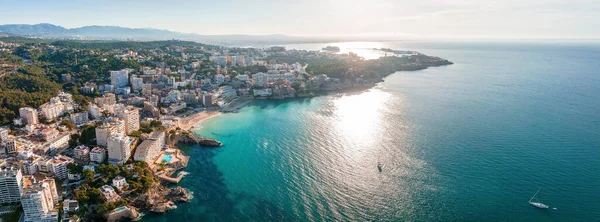 Mallorca 'nın başkenti Palma de Mallorca' nın havadan görünüşü. Deniz kenarında turistik bir şehir..