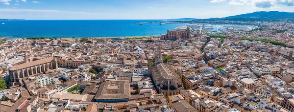 Mallorca 'nın başkenti Palma de Mallorca' nın havadan görünüşü. Deniz kenarında turistik bir şehir..