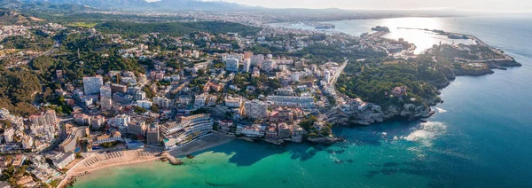 Mallorca 'nın başkenti Palma de Mallorca' nın havadan görünüşü. Deniz kenarında turistik bir şehir..
