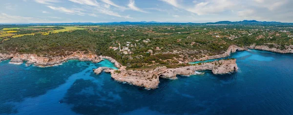 Aerial view, Cala des Moro, Cala de sAlmonia kayalık kıyıları, doğa rezervi Cala Llombards, Mallorca, Balearic Adaları, İspanya