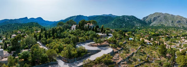 Pollenca, Mallorca, İspanya 'nın havadan görünüşü. Yeşil ve kayalık manzaralı küçük bir kasaba..