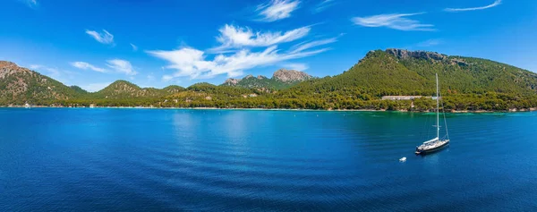 İspanya 'nın Mallorca adasında yelkenli yatı olan güzel bir körfez. Yatçılık, seyahat ve aktif yaşam tarzı konsepti