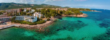 Hava aracı, tropik Karayip adası mercan resifinde bulunan küçük zümrüt tropikal limanın tepeden aşağı fotoğrafı.