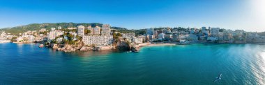Mallorca 'nın başkenti Palma de Mallorca' nın havadan görünüşü. Deniz kenarında turistik bir şehir..