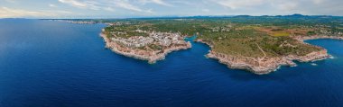 Aerial view, Cala des Moro, Cala de sAlmonia kayalık kıyıları, doğa rezervi Cala Llombards, Mallorca, Balearic Adaları, İspanya