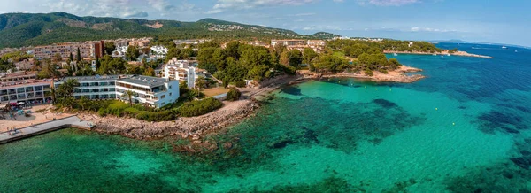 Hava aracı, tropik Karayip adası mercan resifinde bulunan küçük zümrüt tropikal limanın tepeden aşağı fotoğrafı.