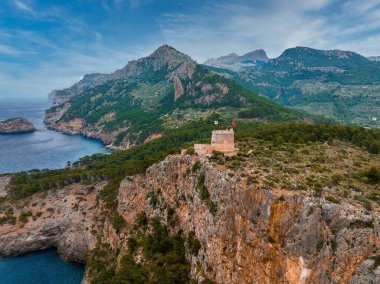 İspanya 'nın Mallorca adasındaki uçurumun tepesindeki lüks uçurum evi manzarası..