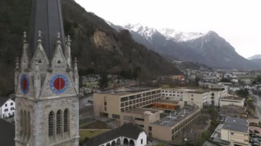 Vaduz 'un havadan görünüşü - Liechtenstein' in başkenti. Güzel şehir Lihtenştayn.