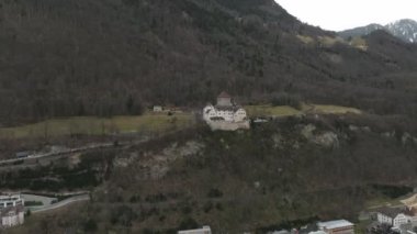 Vaduz 'un havadan görünüşü - Liechtenstein' in başkenti. Güzel şehir Lihtenştayn.