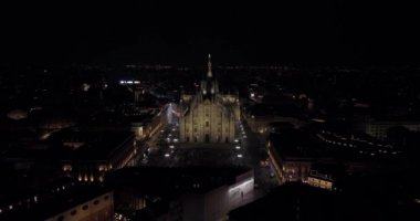 Milan şehir merkezinin gece görüş açısı yukarıdan. Güzel Duomo di Milano Katedrali gece aydınlandı.