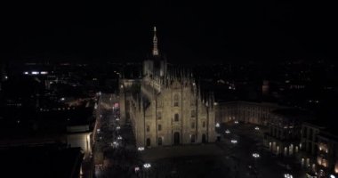 Milan şehir merkezinin gece görüş açısı yukarıdan. Güzel Duomo di Milano Katedrali gece aydınlandı.