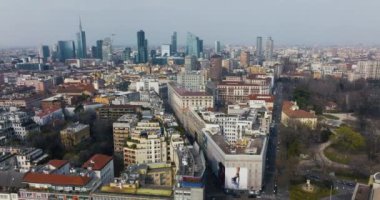 Yukarıdan Milan 'ın havadan görünüşü. Milan iş merkezinin gökdelenli panoramik manzarası.