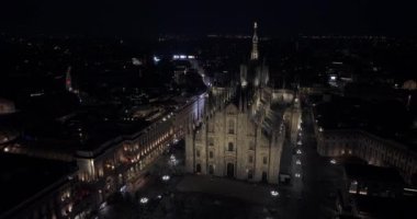Milan şehir merkezinin gece görüş açısı yukarıdan. Güzel Duomo di Milano Katedrali gece aydınlandı.