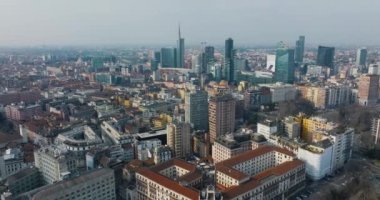Yukarıdan Milan 'ın havadan görünüşü. Milan iş merkezinin gökdelenli panoramik manzarası.