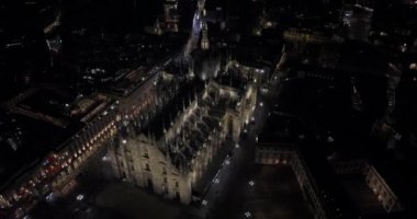 Milan şehir merkezinin gece görüş açısı yukarıdan. Güzel Duomo di Milano Katedrali gece aydınlandı.