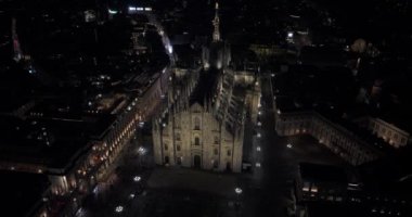 Milan şehir merkezinin gece görüş açısı yukarıdan. Güzel Duomo di Milano Katedrali gece aydınlandı.