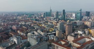 Yukarıdan Milan 'ın havadan görünüşü. Milano şehir merkezinde, Milano ve Milano katedralinin dar sokaklarında yürüyen insanlarla uçmak..
