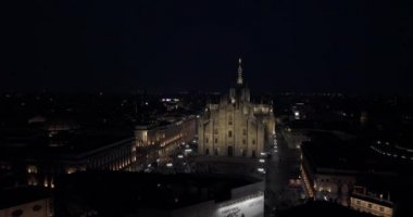 Milan şehir merkezinin gece görüş açısı yukarıdan. Güzel Duomo di Milano Katedrali gece aydınlandı.