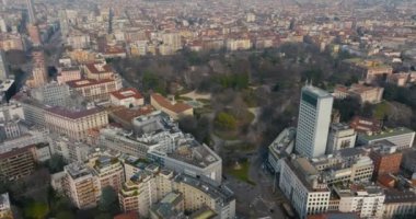 Yukarıdan Milan 'ın havadan görünüşü. Milan 'daki Central Park' ın video görüntüleri..
