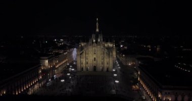 Milan şehir merkezinin gece görüş açısı yukarıdan. Güzel Duomo di Milano Katedrali gece aydınlandı.