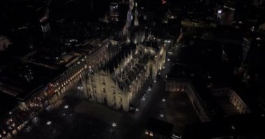 Milan şehir merkezinin gece görüş açısı yukarıdan. Güzel Duomo di Milano Katedrali gece aydınlandı.