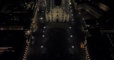Milan şehir merkezinin gece görüş açısı yukarıdan. Güzel Duomo di Milano Katedrali gece aydınlandı.