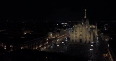 Milan şehir merkezinin gece görüş açısı yukarıdan. Güzel Duomo di Milano Katedrali gece aydınlandı.