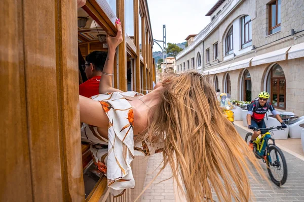 Maiorca Spagna Aprile 2022 Donna Godendo Tram Epoca Storico Treno — Foto Stock