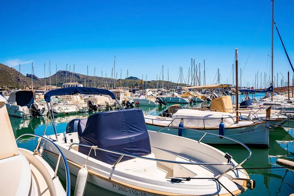 Mallorca Španělsko Dubna2022 Motorové Čluny Plachetnice Kotvící Přístavu Proti Hoře — Stock fotografie