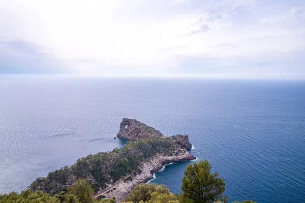 美丽的地中海的高角景观 海滨岩石悬崖的景观 岛屿上的淡蓝色海与多云的天空相映成趣 — 图库照片