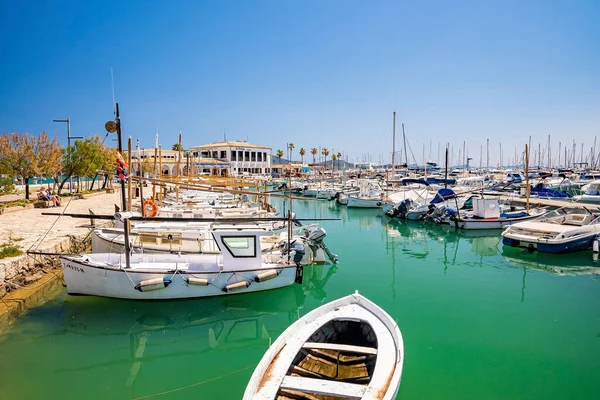 Mallorca, İspanya. 27 Nisan 2022. Yelkenliler rıhtıma demirlemiş. Yaz boyunca açık mavi gökyüzüne karşı şehirde demirli çeşitli tekneler. Denizcilik turizmi kavramı.