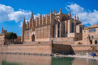 Kanal manzarası ve güzel Gotik tarzı La Seu Katedrali. Ortaçağ kilisesi güneşli bir günde mavi gökyüzüne karşı. Yaz boyunca tarihi kentte ünlü turist eğlencesi.