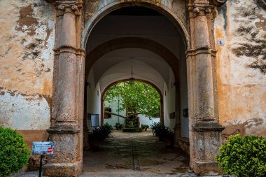 Mallorca, İspanya. 27 Nisan 2022. Tarihi binanın sınırlı kemerli girişi. Şehrin ön cephesinde tabela var. Kasabadaki eski mimaride giriş işareti yok..