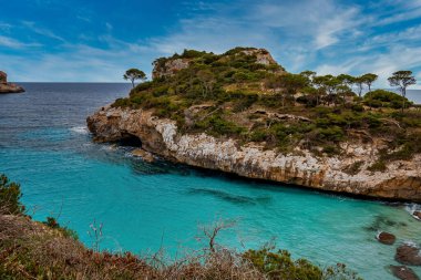 Rocky Cliff 'in güzel mavi okyanus manzarası. Gökyüzüne karşı Idyllic Akdeniz. Yaz boyunca adanın yüksek açılı manzarası.