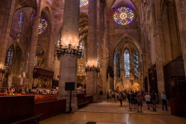 Mallorca, İspanya. 27 Nisan 2022. Turistler güzel La Seu Katedrali 'ni ziyaret edip dua ediyorlar. Şehirdeki ortaçağ gotik kilisesinde lekeli camlar. Süslü dini mekanların içinde..
